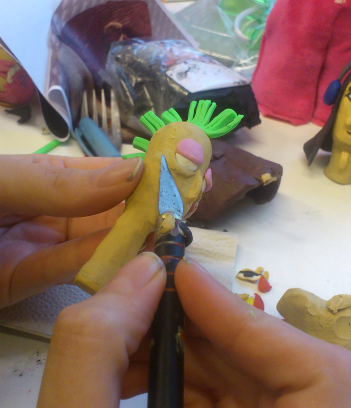 Karin modellerar huvud till en ny figur.